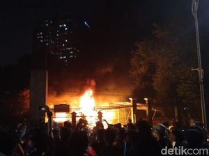 Massa Berubah Rusuh, Mahasiswa Trisakti Tarik Diri dari Demo