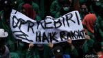 Deretan Tulisan Nyeleneh di Demo Mahasiswa Depan Gedung DPR