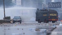 Beberapa kendaraan taktis seperti water canon juga diturunkan untuk menghalau massa yang mulai ricuh.
