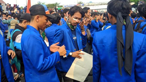 Kelelahan, Sejumlah Mahasiswa yang Demo di Depan DPR Pingsan