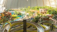 Selain itu, wisatawan juga bisa melihat pulau buatan ini dari ketinggian dengan balon udara. Terbayang dong betapa besarnya water park ini. (Tropical Islands Resort)