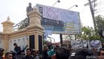 Massa Aksi #BengawanMelawan Geruduk DPRD Surakarta