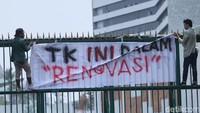 Mereka memprotes revisi UU KPK dan RKUHP.