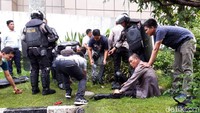 Beberapa personel polisi bahkan mengalami luka-luka.