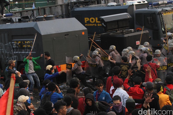 Mahasiswa Trisakti Tunggu Pimpinan DPR Temui Mahasiswa