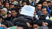 Poster-poster tersebut dibentangkan di tengah-tengah aksi massa.