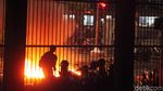 Mahasiswa Bertahan di Belakang Gedung DPR dan Bakar Sejumlah Barang