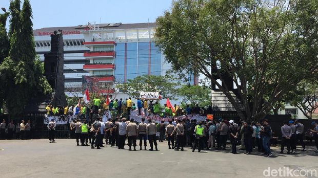 Polisi mengamankan demo mahasiswa di DPRD Jateng. 