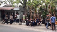 Karena ada dua bus rombongan yang tertahan, maka tiga bus rombongan lain menyepakati untuk menunggu hingga proses tilang selesai. 