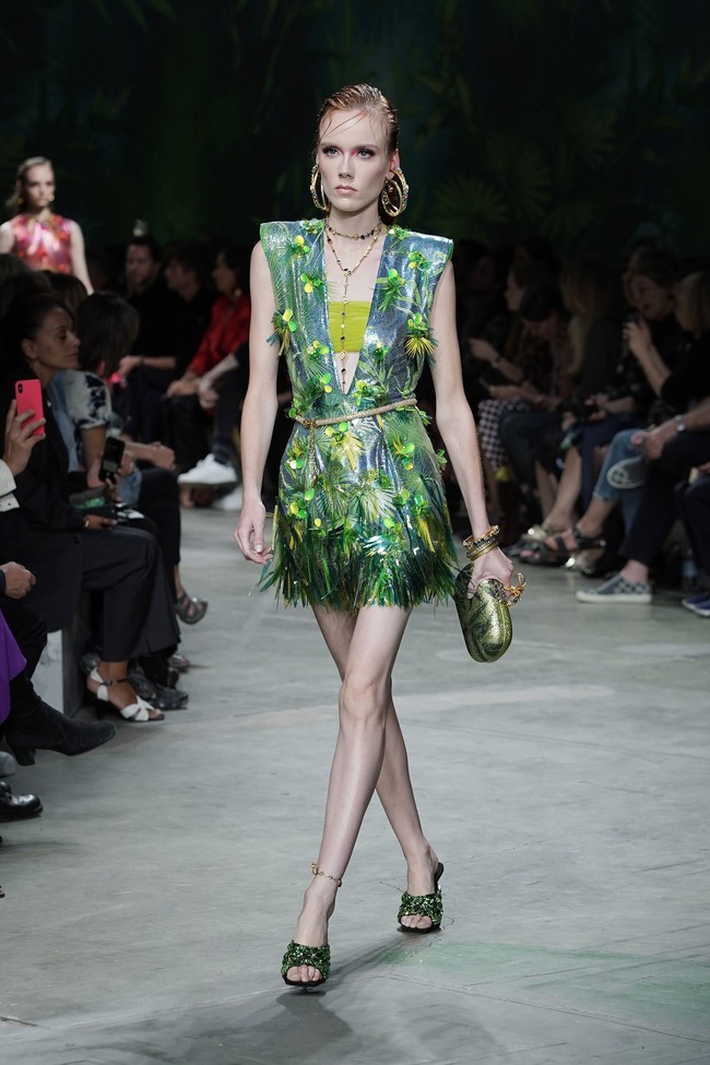 Fashion show koleksi Spring 2020 Versace yang menampilkan busana ala 90-an di Milan Fashion Week 2019, Milan, Italia. Jumat (20/9/2019). Photo by Vittorio Zunino Celotto/Getty Images