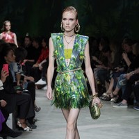 Fashion show koleksi Spring 2020 Versace yang menampilkan busana ala 90-an di Milan Fashion Week 2019, Milan, Italia. Jumat (20/9/2019). Photo by Vittorio Zunino Celotto/Getty Images