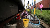 Usai mengisi air, mereka langsung menempuh kembali jarak 14 km ke daerah asal.