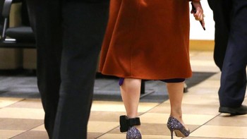 Pelacak itu membuatnya tidak leluasa dan dia selalu dikawal oleh aparat keamanan Kanada. Foto: Karen Ducey/Getty Images