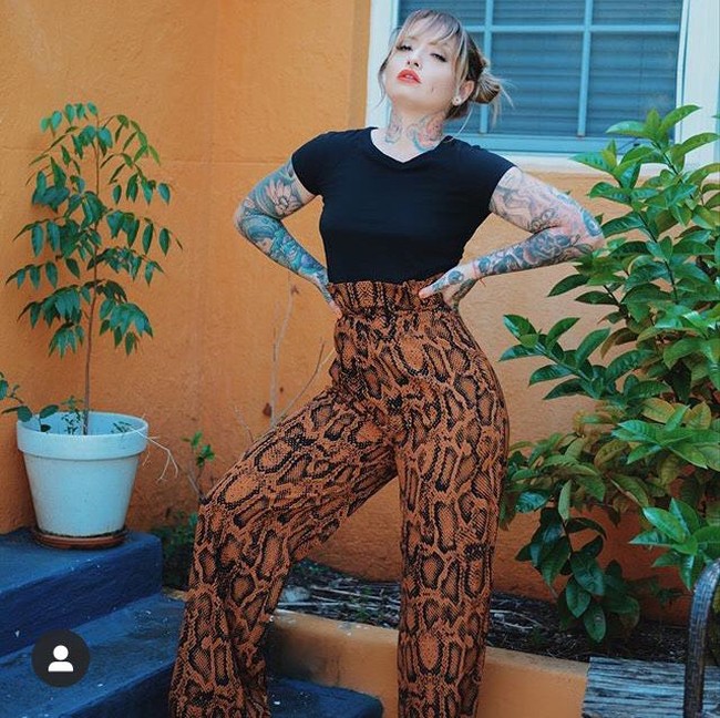 Saya mulai melakukannya karena penggemar saya banyak memintanya. Mereka juga meminta kaus kaki bekas saya. Saya mulai beberapa bulan yang lalu dan bisa meraup $ 50- $ 100 per pasang, ungkap Vany seperti dilansir Daily Star. Foto: Instagram