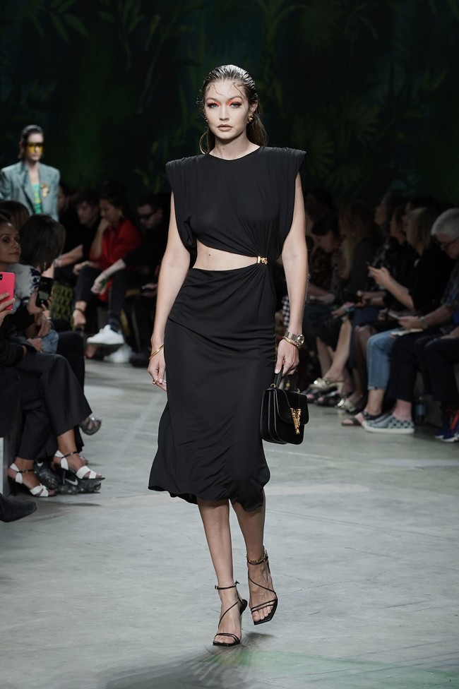 Fashion show koleksi Spring 2020 Versace yang menampilkan busana ala 90-an di Milan Fashion Week 2019, Milan, Italia. Jumat (20/9/2019). Photo by Vittorio Zunino Celotto/Getty Images