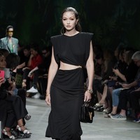 Fashion show koleksi Spring 2020 Versace yang menampilkan busana ala 90-an di Milan Fashion Week 2019, Milan, Italia. Jumat (20/9/2019). Photo by Vittorio Zunino Celotto/Getty Images