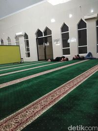 Polisi Datangi Masjid Dimasuki 'Polisi Bersepatu', Minta Maaf ke Pengurus