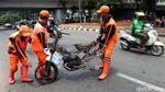 Bangkai Motor Sisa Kerusuhan Aksi Demo Mahasiswa Dipindahkan
