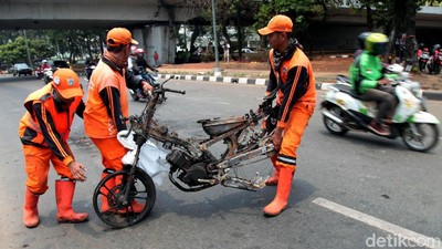 Bangkai Motor Sisa Kerusuhan Aksi Demo Mahasiswa Dipindahkan