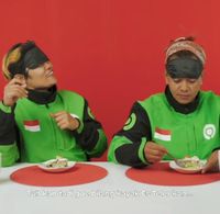 Ini Ekspresi Driver Ojol Saat Cicip Beragam Makanan dengan Mata Tertutup