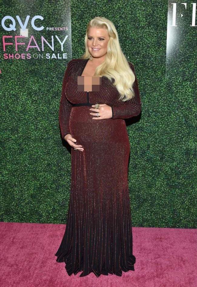 Selain olahraga keras, Jessica Simpson juga memperbanyak gerak. Sebisa mungkin dia memperbanyak jalan kaki agar kalori yang terbakar lebih efektif. Tak hanya bakar kalori tapi membantu menjernihkan pikiranku, ucap penyanyi yang juga jadi pengusaha pakaian ini. Foto: Instagram/@jessicasimpson