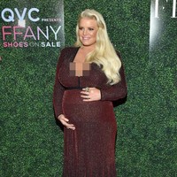 Selain olahraga keras, Jessica Simpson juga memperbanyak gerak. Sebisa mungkin dia memperbanyak jalan kaki agar kalori yang terbakar lebih efektif. Tak hanya bakar kalori tapi membantu menjernihkan pikiranku, ucap penyanyi yang juga jadi pengusaha pakaian ini. Foto: Instagram/@jessicasimpson