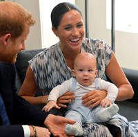 Tampak Archie memakai baju overall bernuansa biru yang membungkus kaus putih lengan panjangnya. Kakinya hanya dibalut kaus kaki putih. (Foto: Toby Melville - Pool/Getty Images)