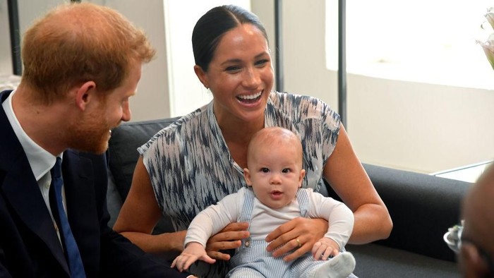 Pangeran Harry dan Meghan Markle Bersama Archie Harrison CAPE TOWN, SOUTH AFRICA - SEPTEMBER 25: Prince Harry, Duke of Sussex, Meghan, Duchess of Sussex and their baby son Archie Mountbatten-Windsor meet Archbishop Desmond Tutu and his daughter Thandeka Tutu-Gxashe at the Desmond & Leah Tutu Legacy Foundation during their royal tour of South Africa on September 25, 2019 in Cape Town, South Africa. (Photo by Toby Melville - Pool/Getty Images)