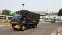 Mobil polisi nampak melintas di area sekitar depan gedung DPR, Jakarta. Foto diambil pukul 14.00 WIB.