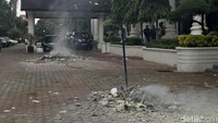 Demonstrasi ini juga diikuti pegiat antikorupsi di antaranya Direktur Pusat Studi Konstitusi (PUSaKO) Unand, Feri Amsari; akademisi Miko Kamal; Lembaga Bantuan Pers (LBH); hingga Women Crisis Center (WCC) Nurani Perempuan