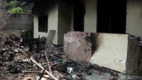 Begini penampakan pos polisi di Palmerah, Jakarta yang terbakar usai bentrok demo mahasiswa kemarin, Selasa (24/9).