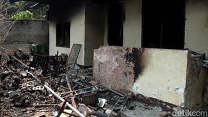 Kondisi Pos Polisi Palmerah yang Terbakar Pascabentrok
