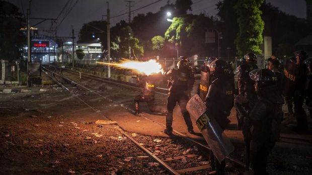 Polisi menembakkan gas air mata untuk membubarkan demonstran 25 September.