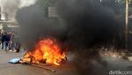 Motor Dibakar Warnai Aksi Massa di Kawasan DPR