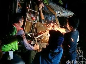 Truk Nyungsep ke Sungai Hingga Ringsek, Sopir 3 Jam Terjepit
