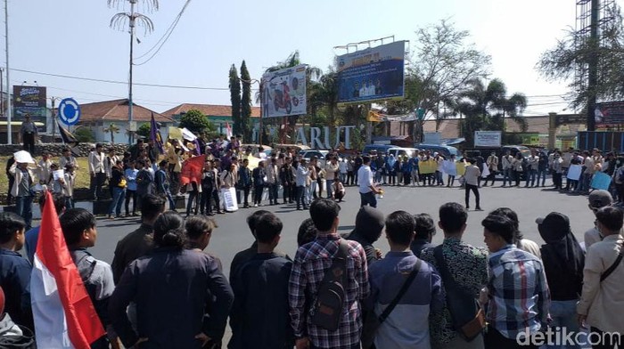 #GarutMenggugat, Ratusan Mahasiswa Demo di Gedung DPRD