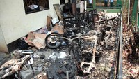 Tak hanya pos, sejumlah motor juga ikut terbakar.