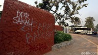 Tulisan di tembok GBK mengkritik DPR dan aparat keamanan. (Foto: Rengga Sancaya)