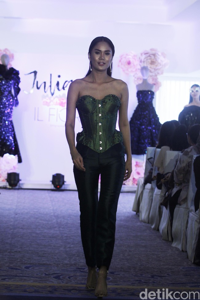 Desainer Julianto memperlihatkan lagi koleksinya ke publik Indonesia setelah sebelumnya ditampilan di New York Fashion Week 2019. Koleksi bertajul IL Fiore ini ditampilkan dalam fashion show yang digelar di Chora Room, The Tribrata, Jl. Darmawangsa III, Jakarta Selatan, Selasa (24/9/2019). Foto: Mohammad Abduh/Wolipop