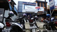 Tak hanya untuk tarik tunai maupun transfer, warga juga datang ke kantor unit Bank BRI tersebut untuk membuka rekening hingga meminta bantuan modal usaha melalui kredit usaha rakyat (KUR).