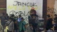 Vandalisme berisi kalimat umpatan terlihat di salah satu tembok ruangan yang berada di gedung DPRD Sumatera Barat.