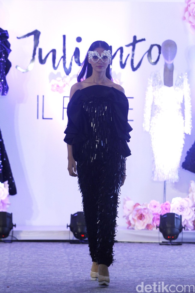 Desainer Julianto memperlihatkan lagi koleksinya ke publik Indonesia setelah sebelumnya ditampilan di New York Fashion Week 2019. Koleksi bertajul IL Fiore ini ditampilkan dalam fashion show yang digelar di Chora Room, The Tribrata, Jl. Darmawangsa III, Jakarta Selatan, Selasa (24/9/2019). Foto: Mohammad Abduh/Wolipop
