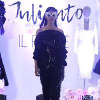 Desainer Julianto memperlihatkan lagi koleksinya ke publik Indonesia setelah sebelumnya ditampilan di New York Fashion Week 2019. Koleksi bertajul IL Fiore ini ditampilkan dalam fashion show yang digelar di Chora Room, The Tribrata, Jl. Darmawangsa III, Jakarta Selatan, Selasa (24/9/2019). Foto: Mohammad Abduh/Wolipop
