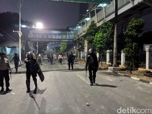 Polisi Pukul Mundur Massa yang Ricuh di Palmerah