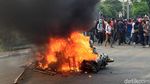 Motor Dibakar Warnai Aksi Massa di Kawasan DPR