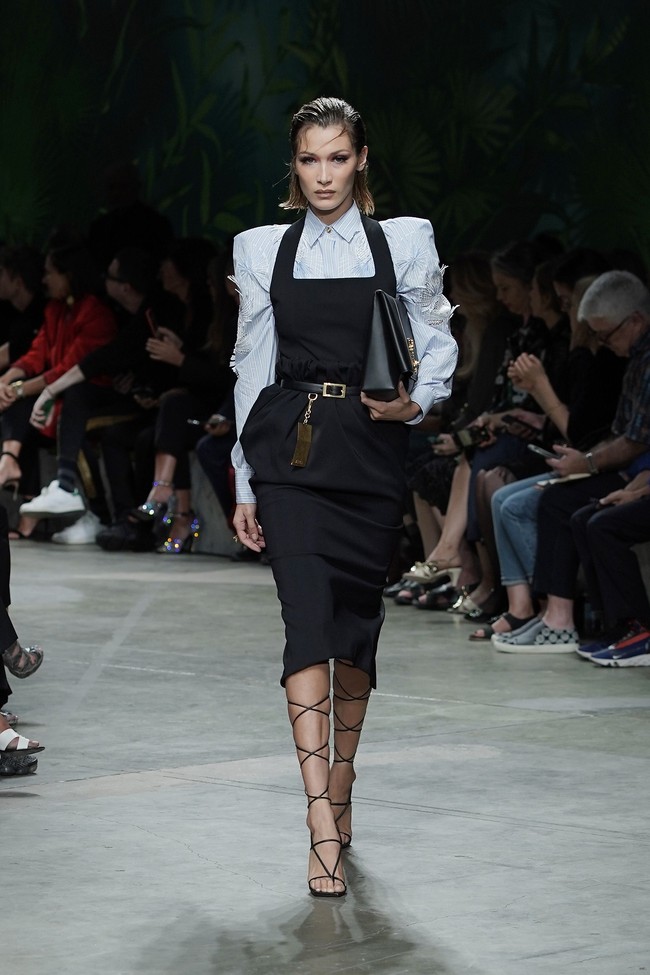 Fashion show koleksi Spring 2020 Versace yang menampilkan busana ala 90-an di Milan Fashion Week 2019, Milan, Italia. Jumat (20/9/2019). Photo by Vittorio Zunino Celotto/Getty Images