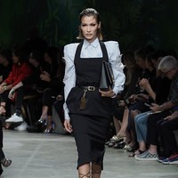 Fashion show koleksi Spring 2020 Versace yang menampilkan busana ala 90-an di Milan Fashion Week 2019, Milan, Italia. Jumat (20/9/2019). Photo by Vittorio Zunino Celotto/Getty Images