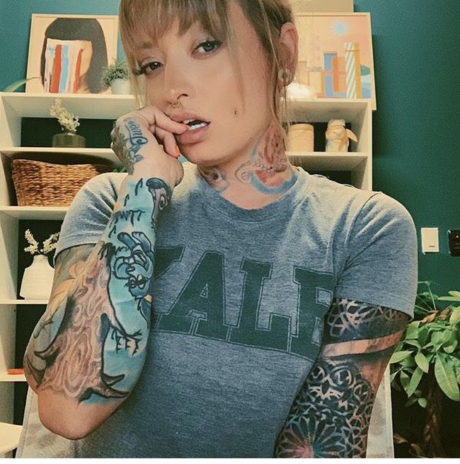 Rata-rata hari saya kebanyakan pergi ke gym, dan menyelesaikan pekerjaan antara karier modeling saya dan dua bisnis saya yang lain. Dan tentu saja menghabiskan waktu dengan anjingku. Dan pada hari-hari yang lebih sibuk aku melakukan hal yang sama bersama dengan beberapa pemotretan, terngnya. Foto: Instagram