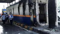 Gardu GT Pejombongan tampak menghitam akibat dibakar pendemo.