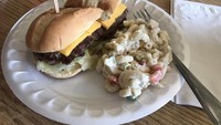 Menu makanan yang terkenal lainnya ada steak burger, perpaduan antara burger dan daging steak, disajikan dengan macaroni dan lelehan keju. Foto: Istimewa